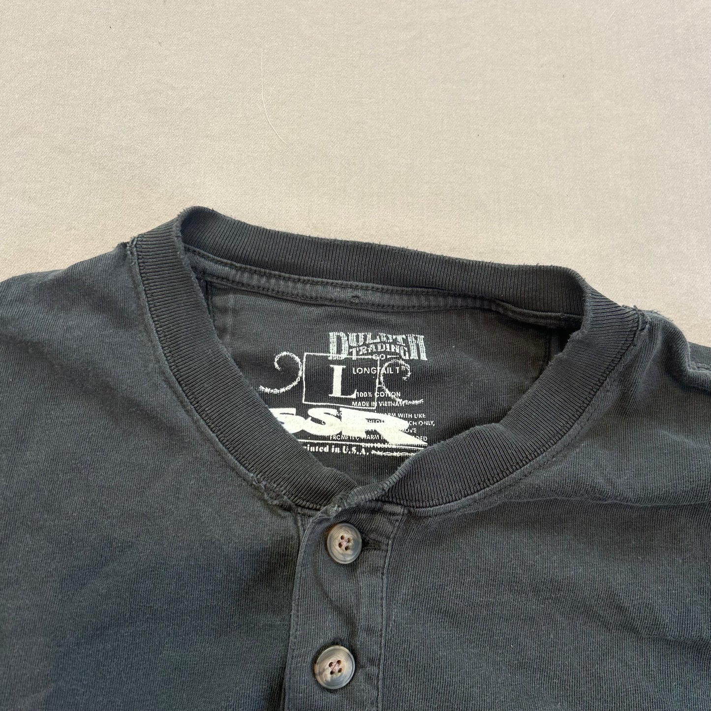 LONGSLEEVE QUARTER BUTTON